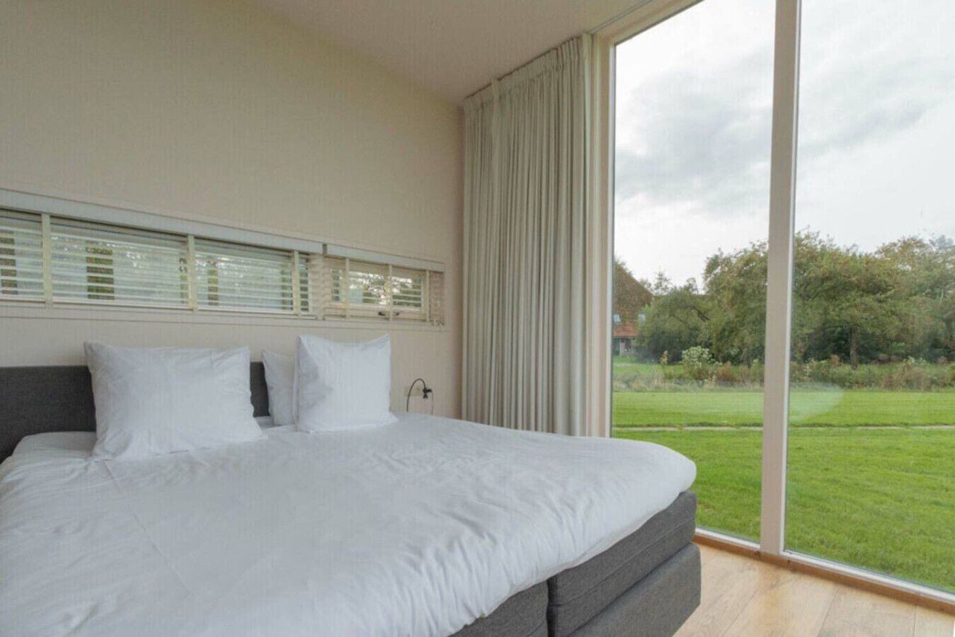 Desk, WiFi, bed sheets