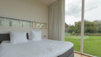 Desk, WiFi, bed sheets