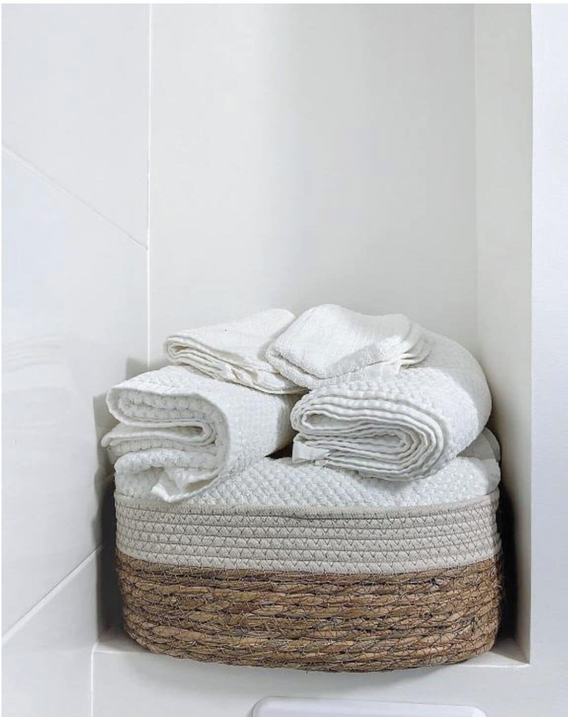 Sèche-cheveux, serviettes fournies, savon, papier toilette