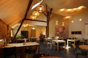 Dining - Welle Tiny House Cabin (Weidum)