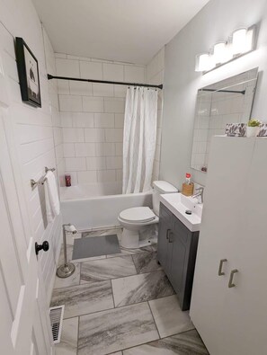 Chuveiro, secador de cabelo, toalhas de banho 