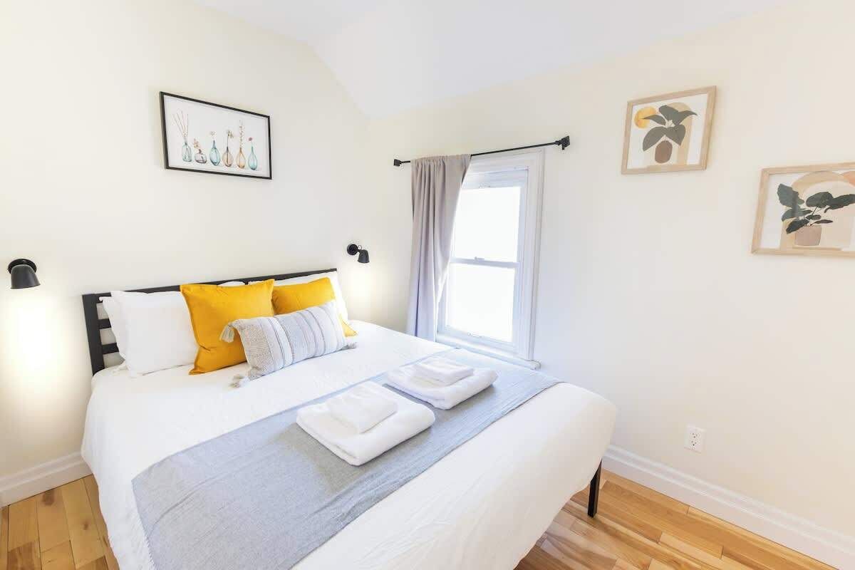 Escritorio, tabla de planchar con plancha, cuna de viaje y wifi