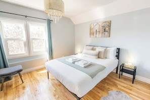 Desk, iron/ironing board, travel cot, WiFi - 5 min to Agawa Train | Cozy Oasis w/Firepit & Deck (Sault Ste. Marie)