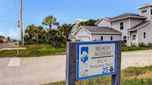 Señal de acceso a la playa para la ciudad de Fernandina Beach, FLORIDA, que indica el número 25.