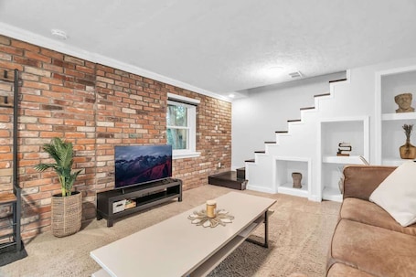 TV, offices. 2 min to AUD | Private Getaway w/ Firepit