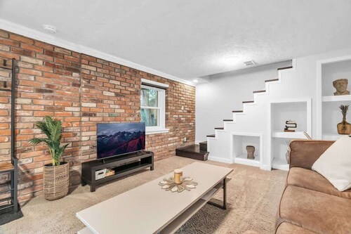 2 min to AUD | Private Getaway w/ Firepit