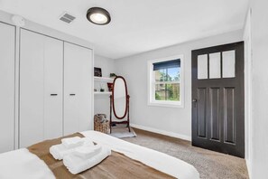 1 bedroom, desk, iron/ironing board, travel cot - 2 min to AUD | Private Getaway w/ Firepit (Kitchener)