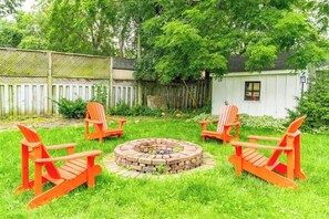 Property grounds - 2 min to AUD | Private Getaway w/ Firepit (Kitchener)