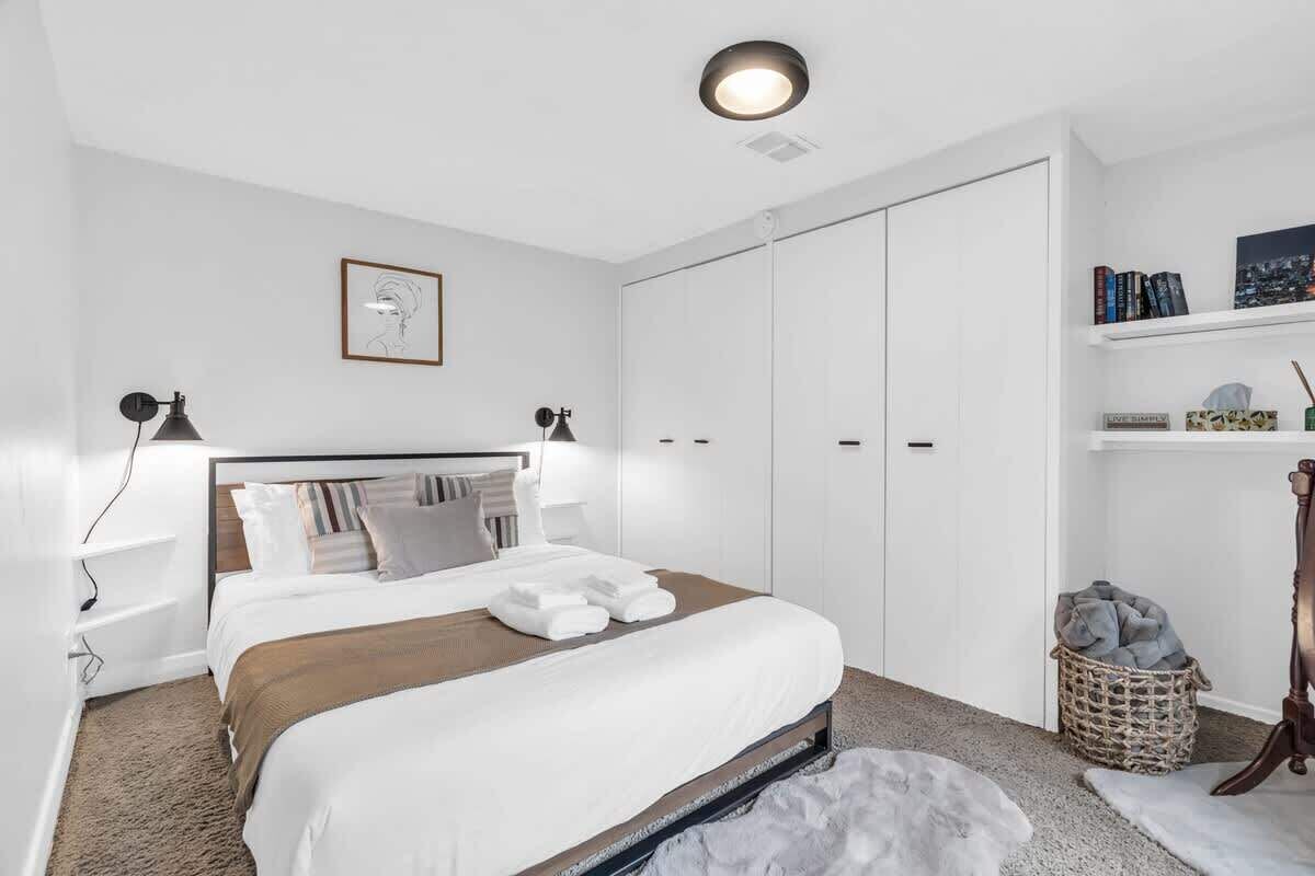 Bureau, fer et planche à repasser, lit parapluie, Wi-Fi