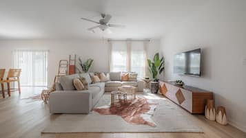 House (4 Bedrooms) | Living area | TV