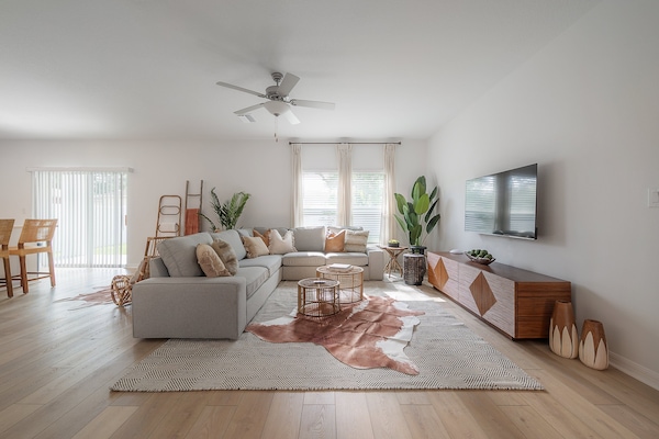 2405 E 19th Ave - Tampa, FL