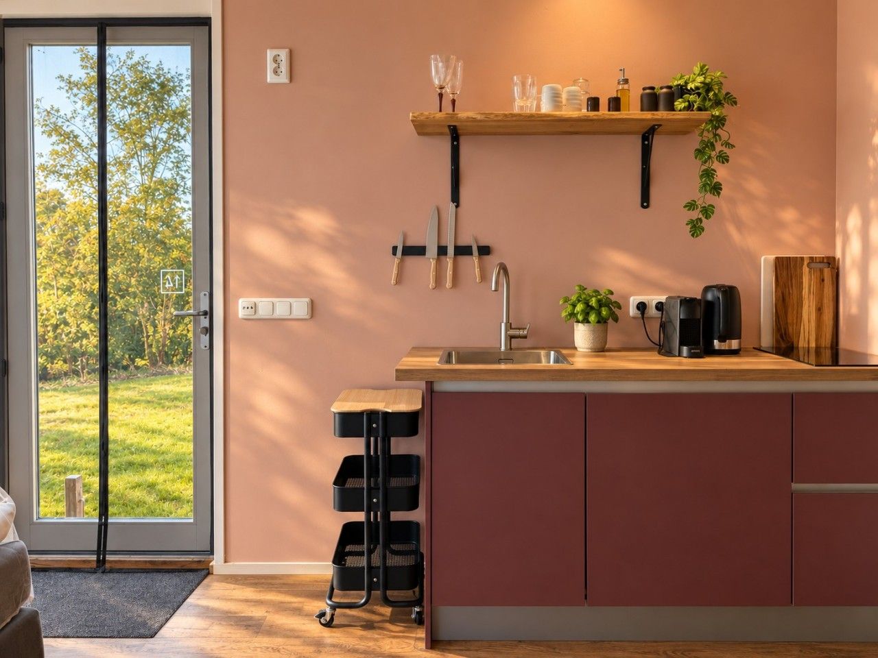 Eigen keuken in Tiny House Bleipet met inductiekookplaat, koelkast en Nespresso