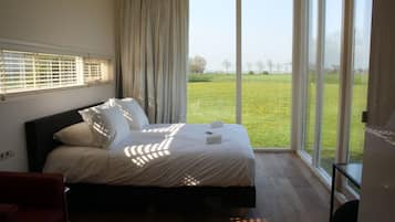 Desk, WiFi, bed sheets