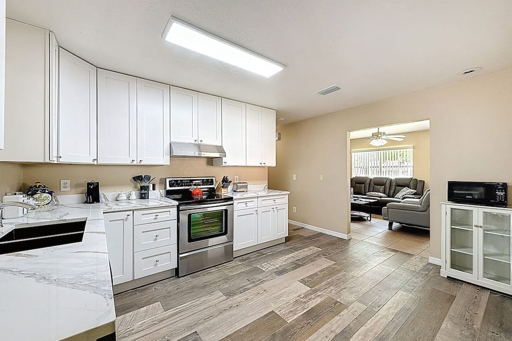 2737 Bel Aire Circle
