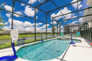 Une piscine extérieure offrant une vue dégagée sur le ciel et une rivière en arrière-plan.