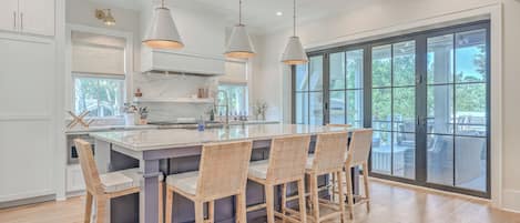 House (5 Bedrooms) | Interior