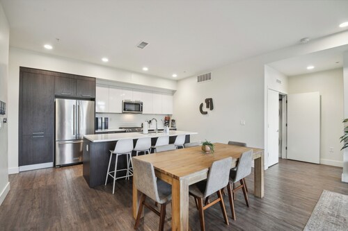 2880: Sleek & Chic Comforts at Espadin