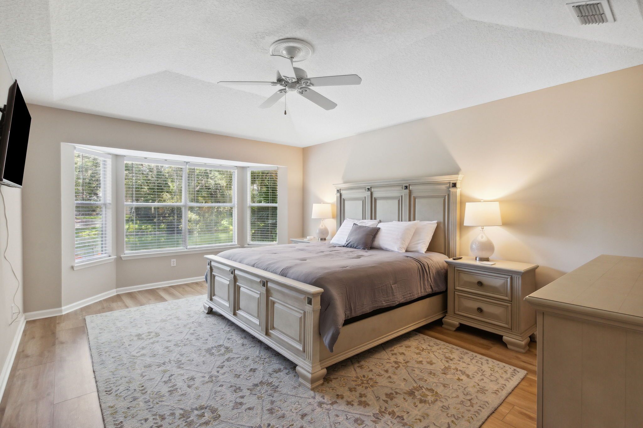 3 bedrooms, iron/ironing board, bed sheets