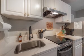 Apartment (1 Bedroom) | Interior - 2501 W North B St, Unit 8 (Tampa)