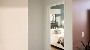 Ein Schlafzimmer mit Bett, Nachttisch und Wandbild.