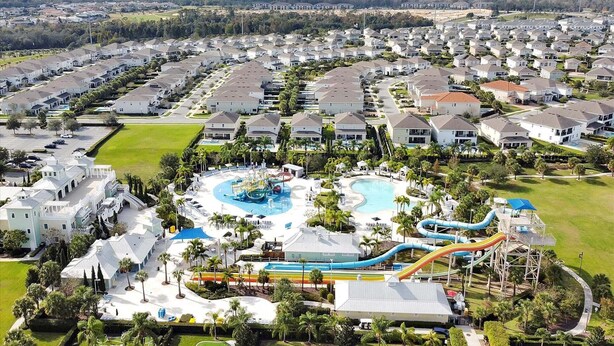 A residential area with a swimming pool and water slides. - 261 Lasso Drive 6bed (Kissimmee)