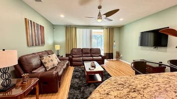 House (5 Bedrooms) | Interior