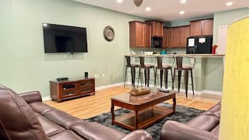 House (5 Bedrooms) | Interior