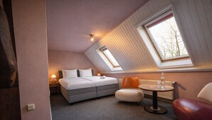 A bedroom with a bed, a round table with a bottle, a chair, and a window. - Boerderijkamer Eeltjesmar bij Leeuwarden (Weidum)