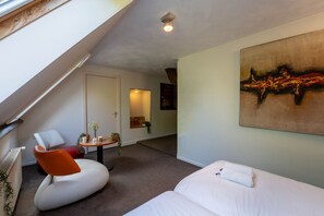 Desk, WiFi - Boerderijkamer bij Leeuwarden. Natuur en 11steden (Weidum)