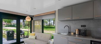 Houseboat bij Leeuwarden. Natuur en 11stedenwater