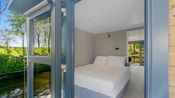 Een bureau, wifi, beddengoed