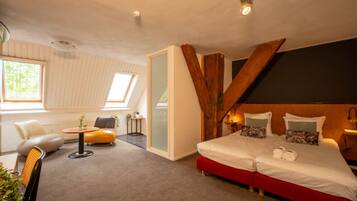 Een bureau, wifi, beddengoed