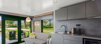 Houseboat bij Leeuwarden. Natuur en 11stedenwater