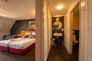 Desk, WiFi - Boerderijkamer bij Leeuwarden. Natuur en 11steden (Weidum)