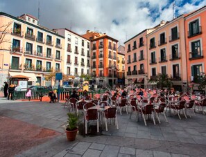 Outdoor dining - Modern apartment in Malasaña (Madrid)