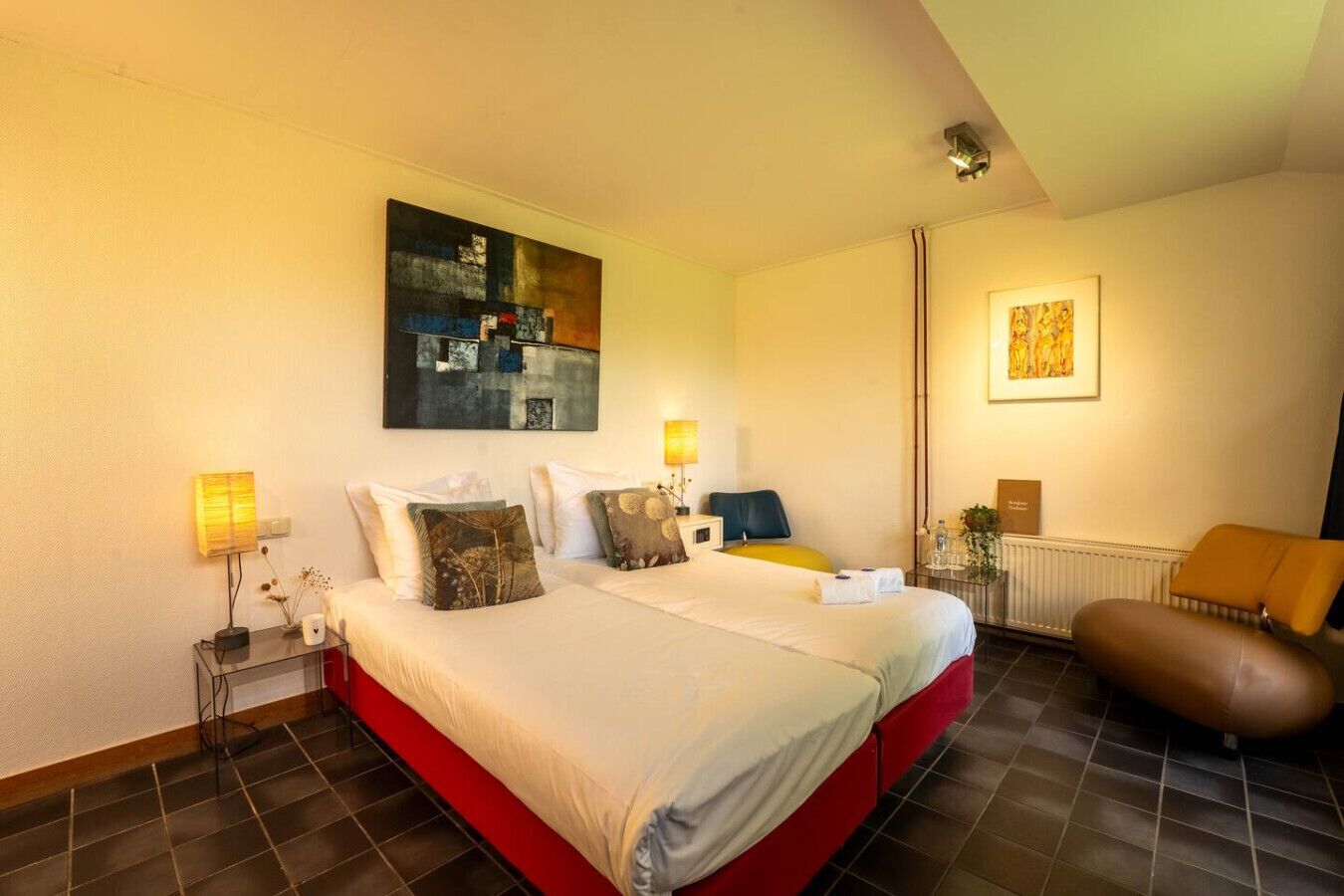 Desk, WiFi, bed sheets