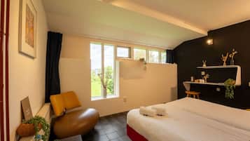 Desk, WiFi, bed sheets