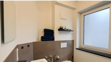 Suihku, hiustenkuivaaja, pyyhkeet