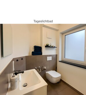 Een douche, een haardroger, handdoeken