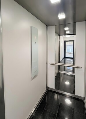 Interior - Holiday Home 'Fortuna Suite' with Balcony and Wi-Fi (Wiesbaden)