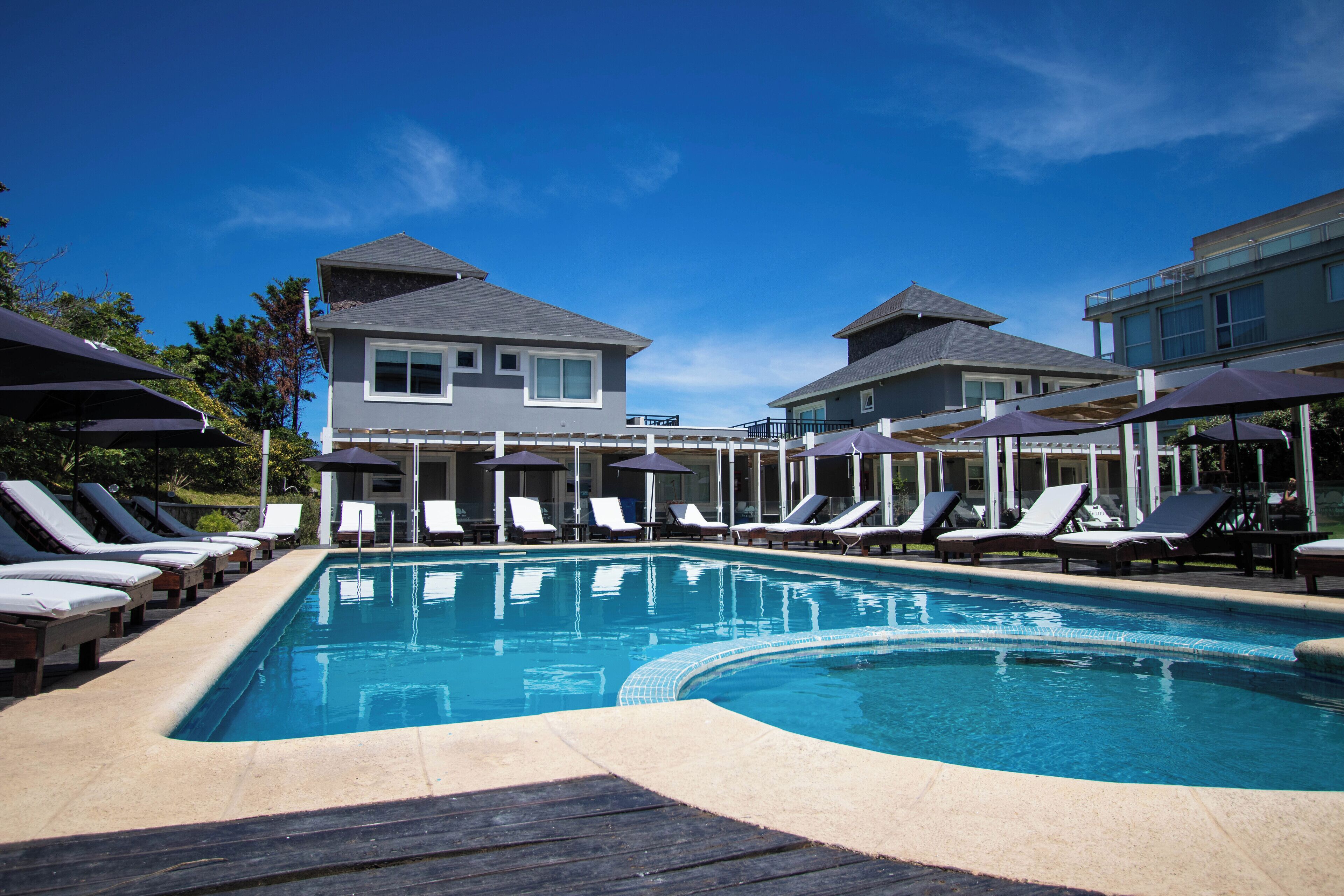 Piscina externa sazonal, espreguiçadeiras