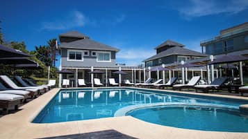 Piscina externa sazonal, espreguiçadeiras