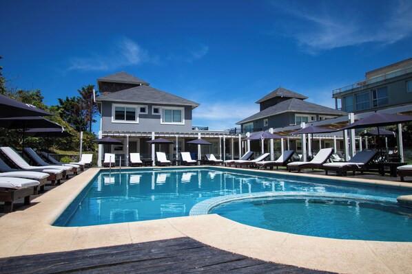 Seasonal outdoor pool, pool loungers - Torrecillas Carilo (Cariló)