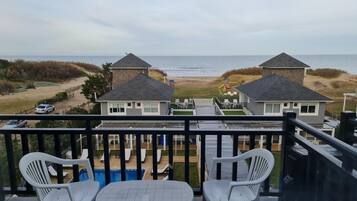 Departamento Confort, balcón, vista a la playa | Restaurante al aire libre