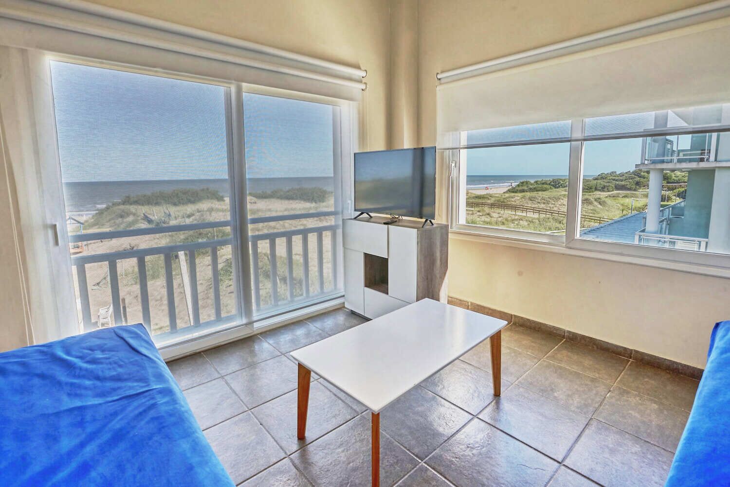 Appartement Panoramique, 1 chambre, vue plage, dans la tour | Coin séjour | Jouets, chauffage par le sol