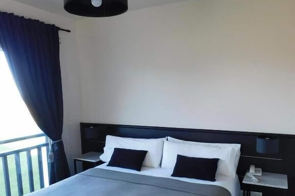 Executive appartement, hot tub, uitzicht op strand | Een kluis op de kamer, verduisterende gordijnen, gratis wifi