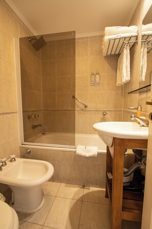 Căn hộ Executive, 1 phòng ngủ, quang cảnh bãi biển, tầng trệt | Phòng tắm | Máy sấy tóc, khăn tắm, xà phòng, dầu gội 