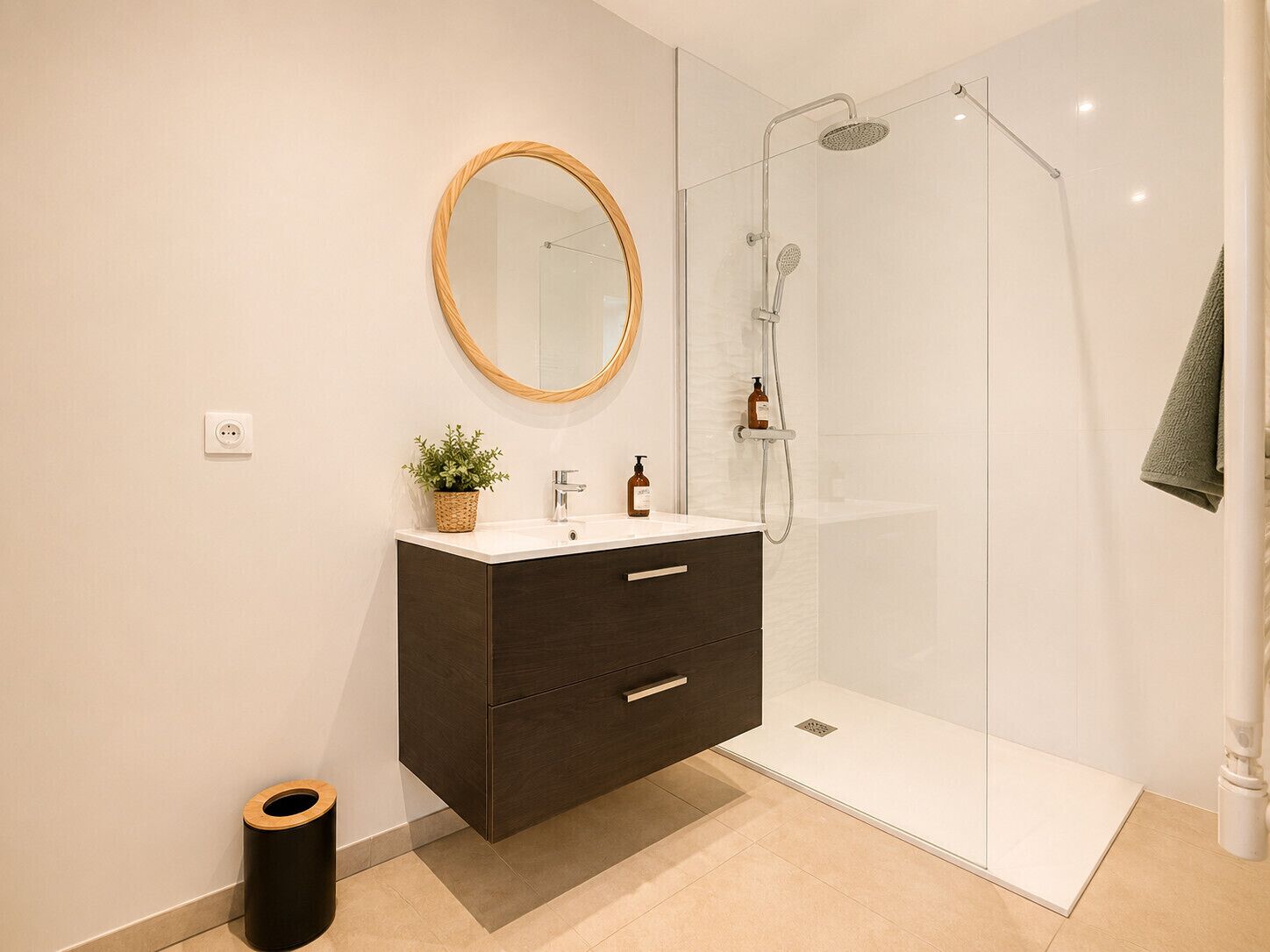 Een douche, een haardroger, handdoeken