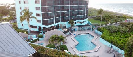 Alberca al aire libre y alberca climatizada