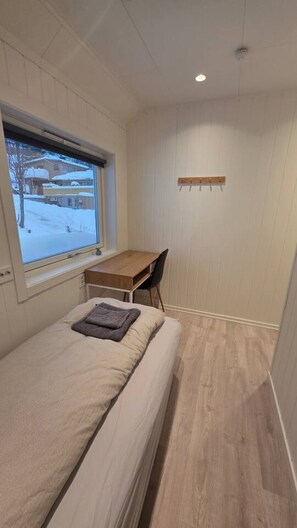 Desk, WiFi, bed sheets - Arctic Nine - Rom nr 7 - Sentralt på øya (Tromsø)